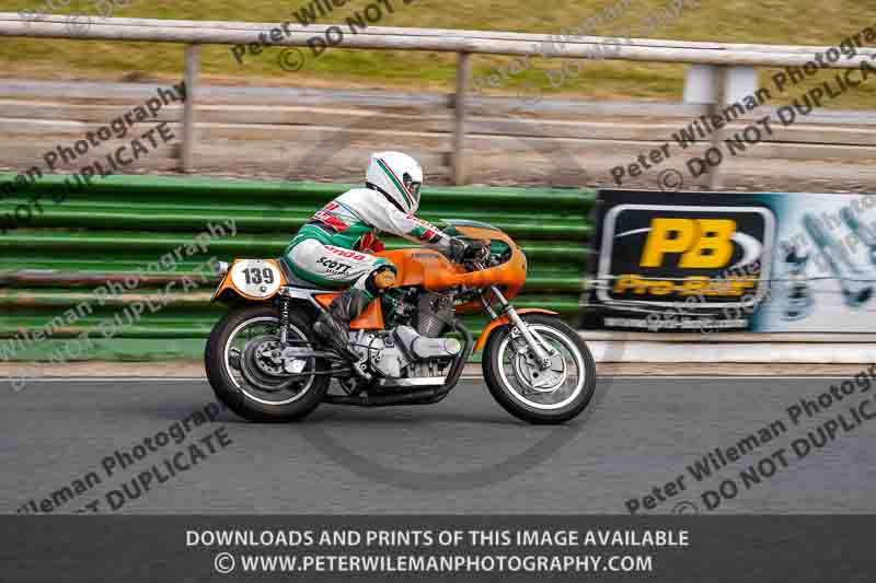Vintage motorcycle club;eventdigitalimages;mallory park;mallory park trackday photographs;no limits trackdays;peter wileman photography;trackday digital images;trackday photos;vmcc festival 1000 bikes photographs
